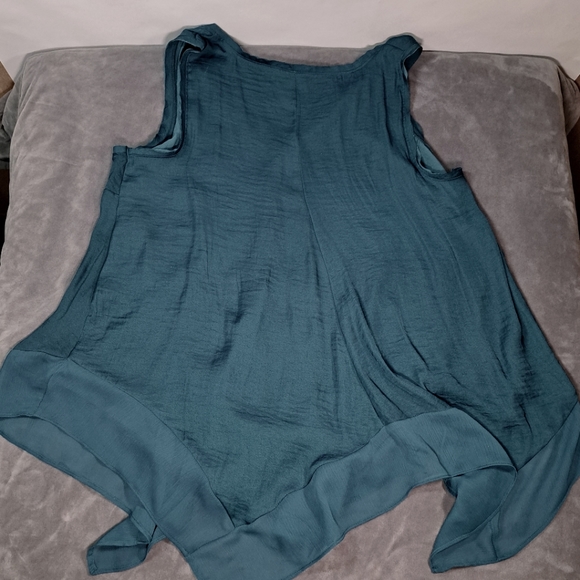 Simply Vera Sleeveless V-neck Handkerchief Blouse in Green Teal Size 0X - Picture 2 of 3